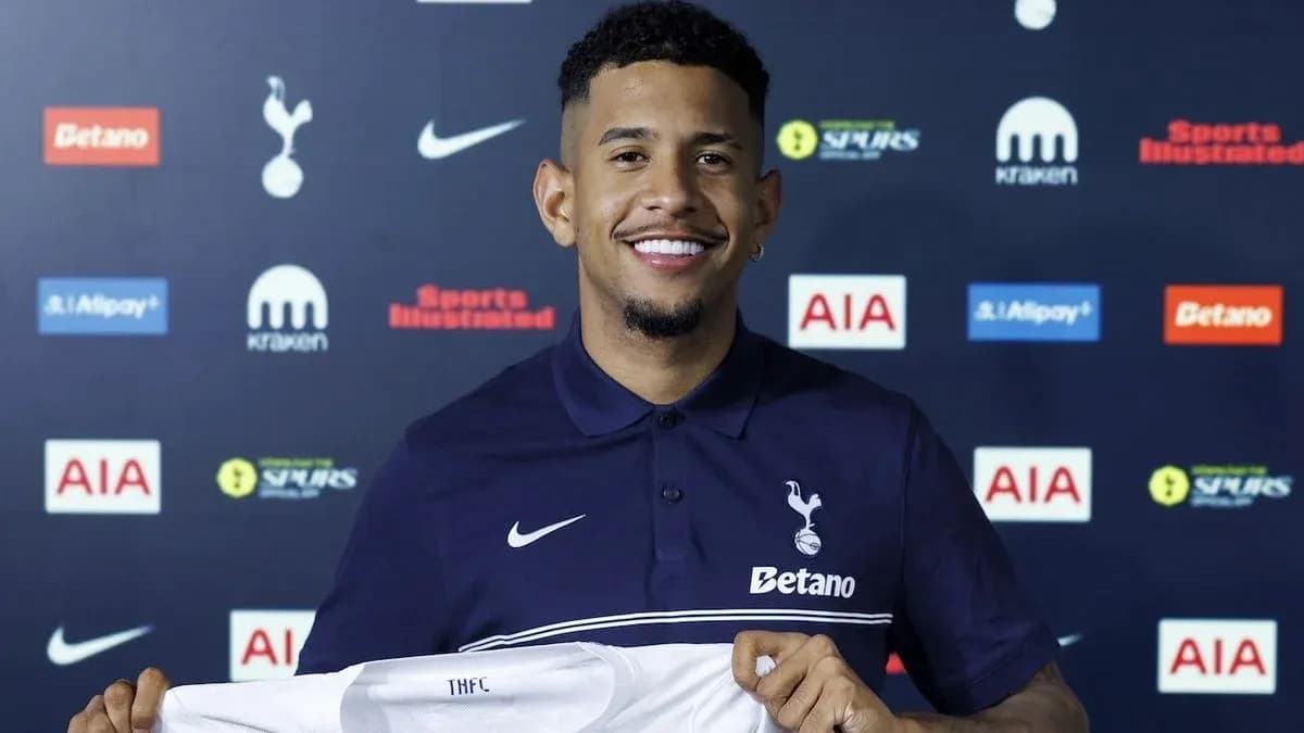 Futbolchi yangi forma bilan matbuot anjumanida Futbolchi yangi forma bilan matbuot anjumanida