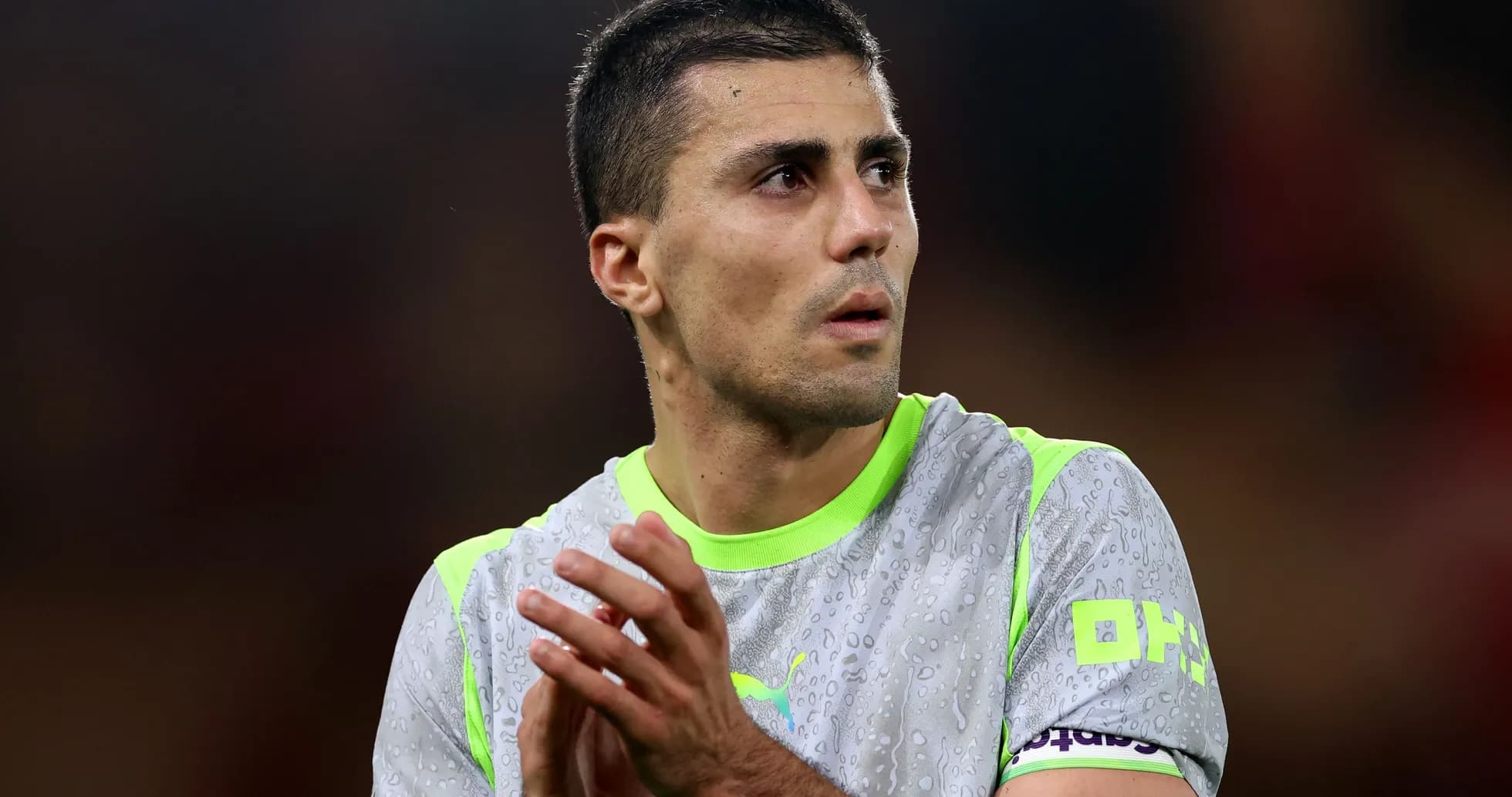 Futbolchi maydonda qizil rangli formada Futbolchi maydonda qizil rangli formada