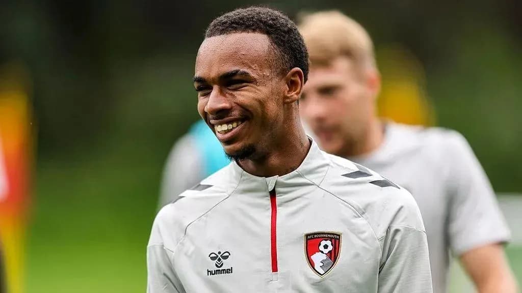 Futbolchi treningda kulayotgan jarayon Futbolchi treningda kulayotgan jarayon