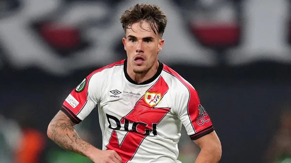 Futbolchi Rayo Vallecano formasida harakatda Futbolchi Rayo Vallecano formasida harakatda