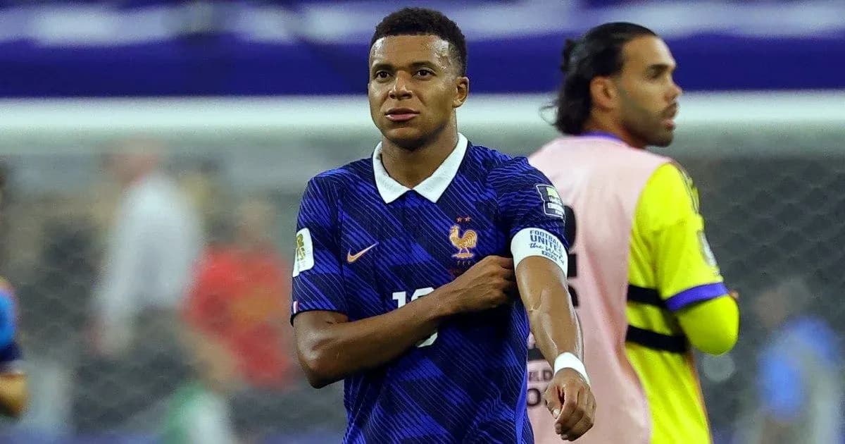 Futbolchi forma kiygan Kylian Mbappe maydonda Futbolchi forma kiygan Kylian Mbappe maydonda