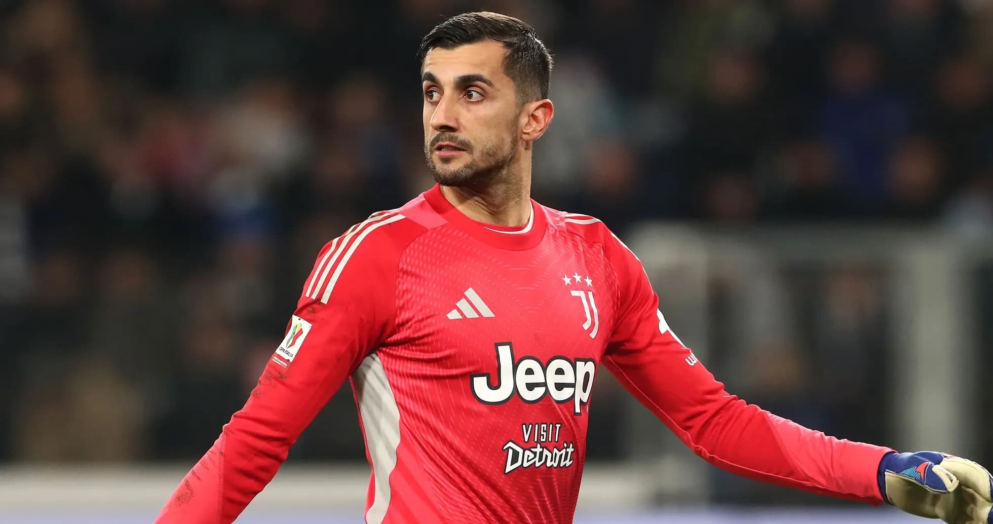 Juve darvozaboni maydonda harakatda Juve darvozaboni maydonda harakatda
