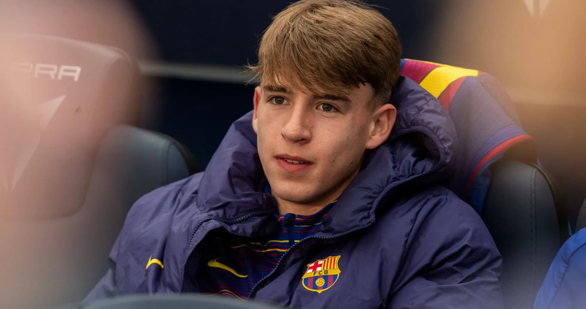 O'yin benchida o'tirgan yosh futbolchi O'yin benchida o'tirgan yosh futbolchi
