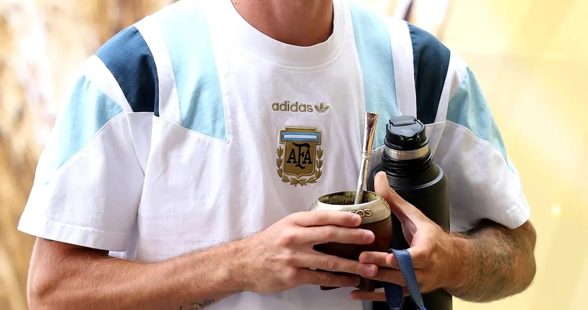 Futbolchi Argentina futbolka kiygan, mate ichmoqda Futbolchi Argentina futbolka kiygan, mate ichmoqda