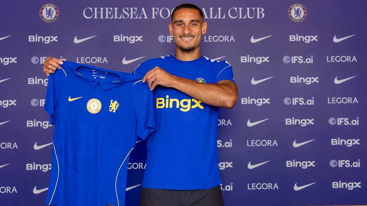 Futbolchi Chelsea formasini ko'tarib turib turibdi Futbolchi Chelsea formasini ko'tarib turib turibdi