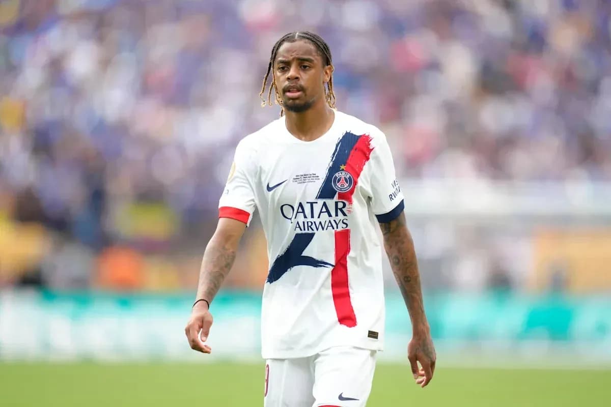 Futbolchi PSG formasida maydonda yurib bormoqda Futbolchi PSG formasida maydonda yurib bormoqda