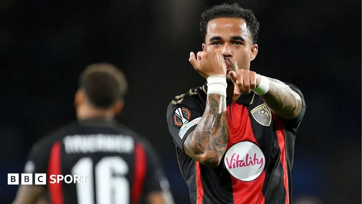 Futbolchi gol urganidan keyin nishonlayapti Futbolchi gol urganidan keyin nishonlayapti