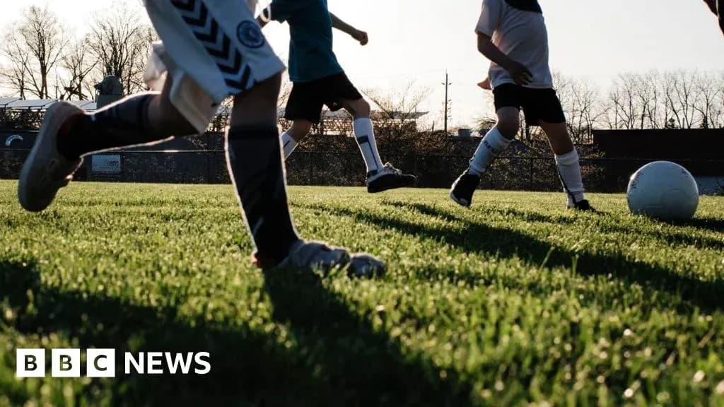 Bolalar futbol o'ynayotgan maydonda harakatda Bolalar futbol o'ynayotgan maydonda harakatda