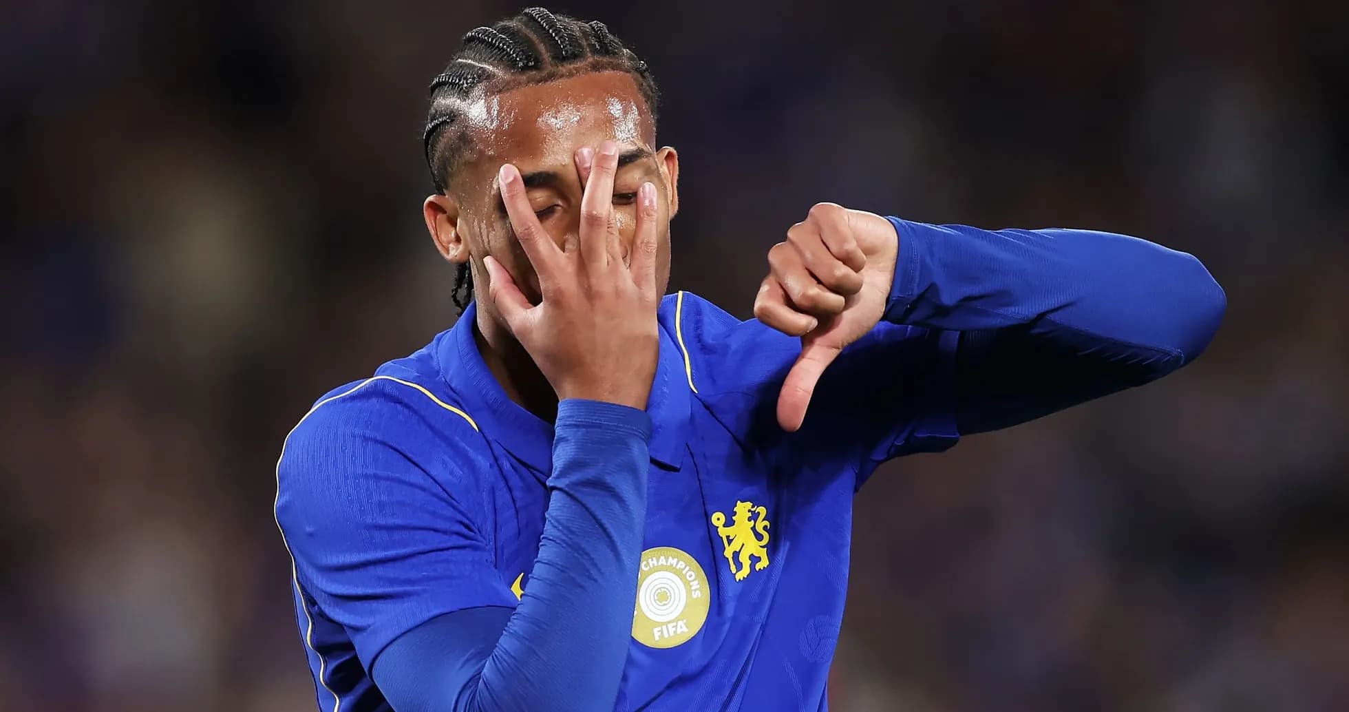 Futbolchi o'zini tanqid qilayotgan holatda Futbolchi o'zini tanqid qilayotgan holatda