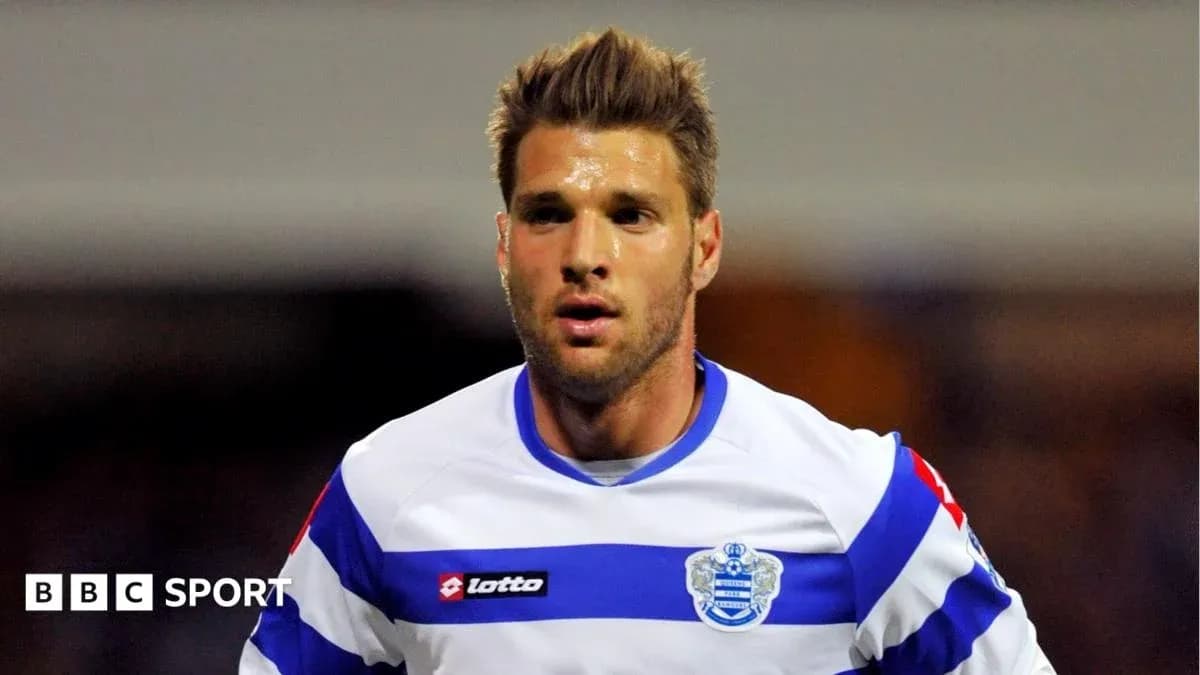 Futbolchi maydonda harakatda, QPR formasida Futbolchi maydonda harakatda, QPR formasida