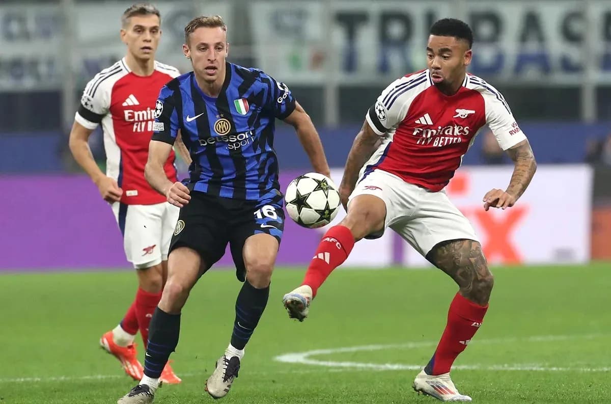 Inter and Arsenal players contesting the ball during match Inter and Arsenal players contesting the ball during match
