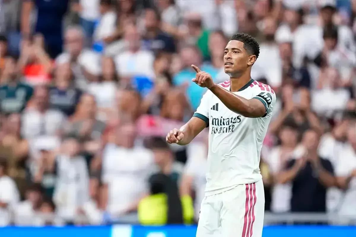 Futbolchi maydonda jamoa o'yinini boshqarmoqda Futbolchi maydonda jamoa o'yinini boshqarmoqda