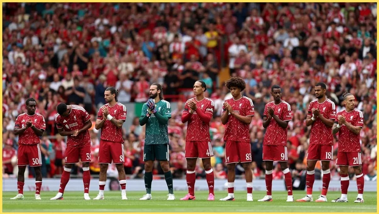 Liverpool players lined up and applauding fans Liverpool players lined up and applauding fans
