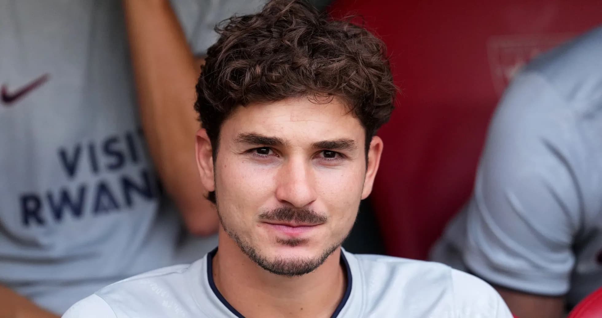 Futbolchi zaxira o'rindig'ida o'tirgan Futbolchi zaxira o'rindig'ida o'tirgan