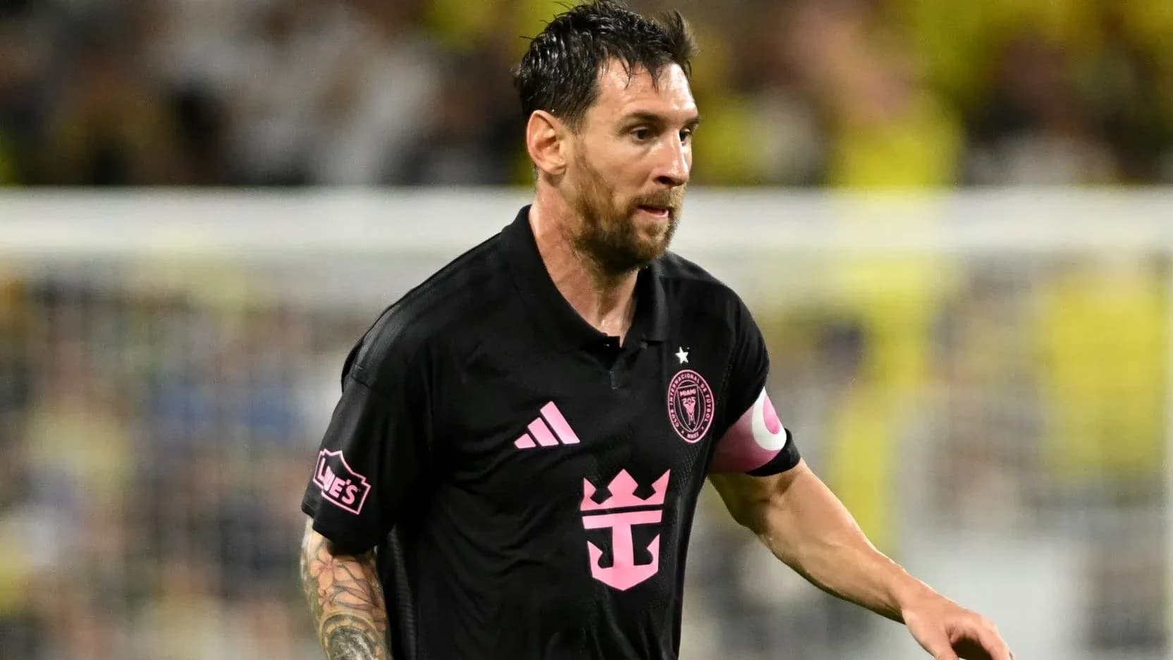Futbolchi maydonida harakatda, qora forma kiygan Futbolchi maydonida harakatda, qora forma kiygan