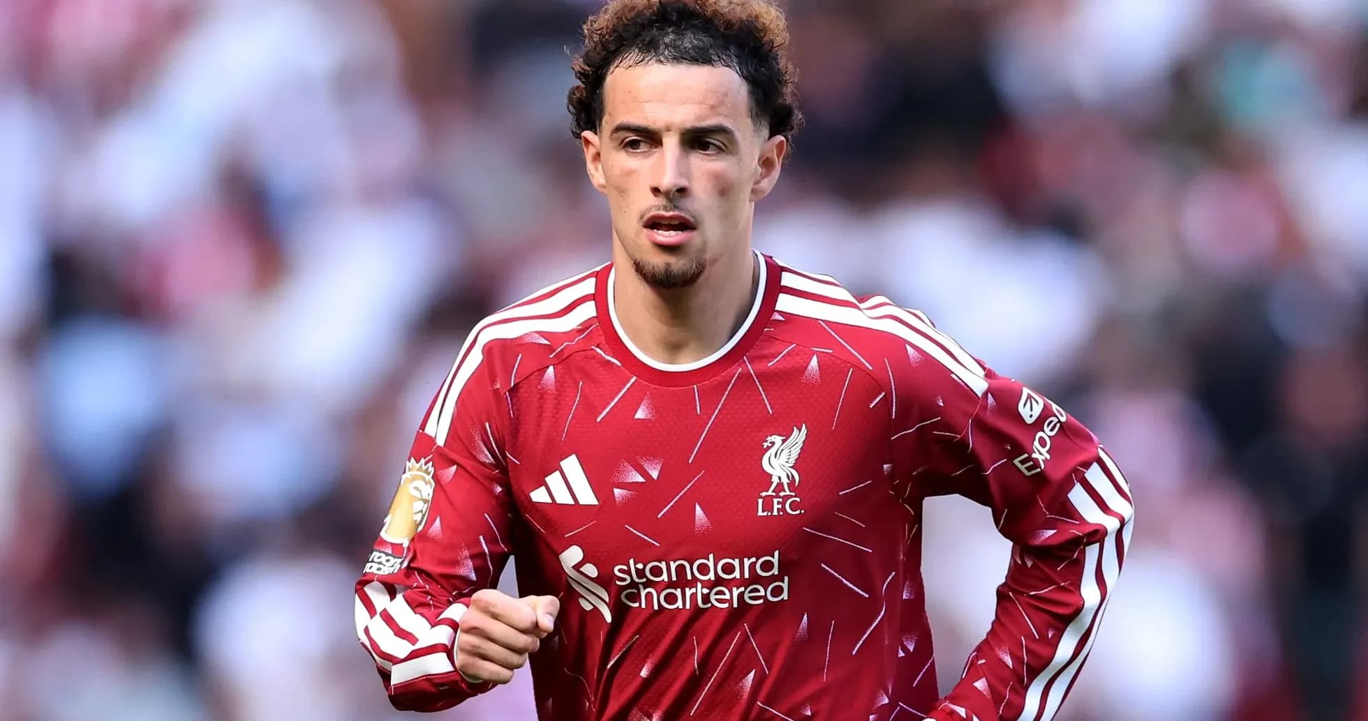 Futbolchi Liverpool formasida maydonda harakatda Futbolchi Liverpool formasida maydonda harakatda