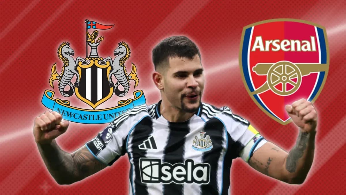 Futbolchi Newcastle United va Arsenal logotiplari bilan Futbolchi Newcastle United va Arsenal logotiplari bilan