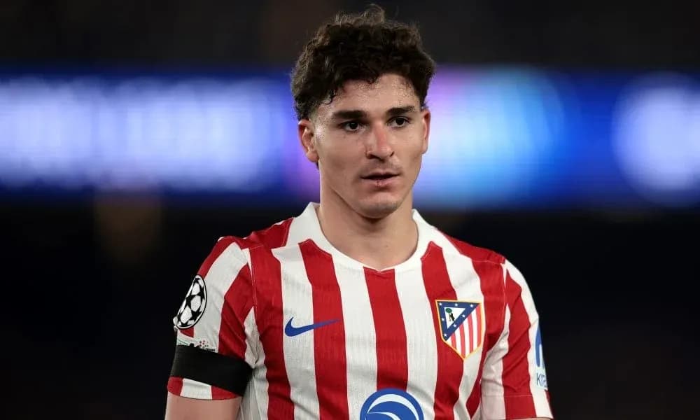 Futbolchi Atletico Madrid formasida maydonda Futbolchi Atletico Madrid formasida maydonda