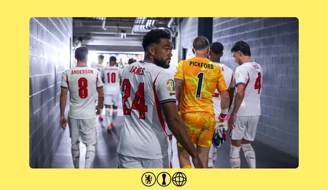 Futbolchilar zaldan maydonga chiqishmoqda Futbolchilar zaldan maydonga chiqishmoqda