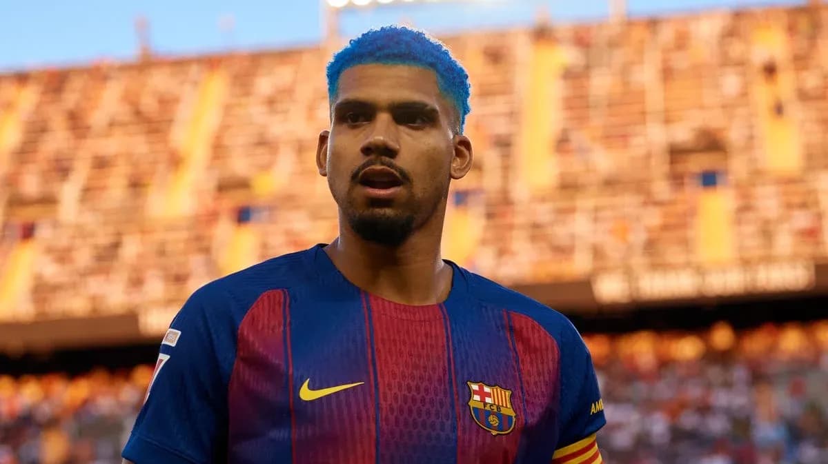 Futbolchi stadionda Barcelona formasida turibdi Futbolchi stadionda Barcelona formasida turibdi