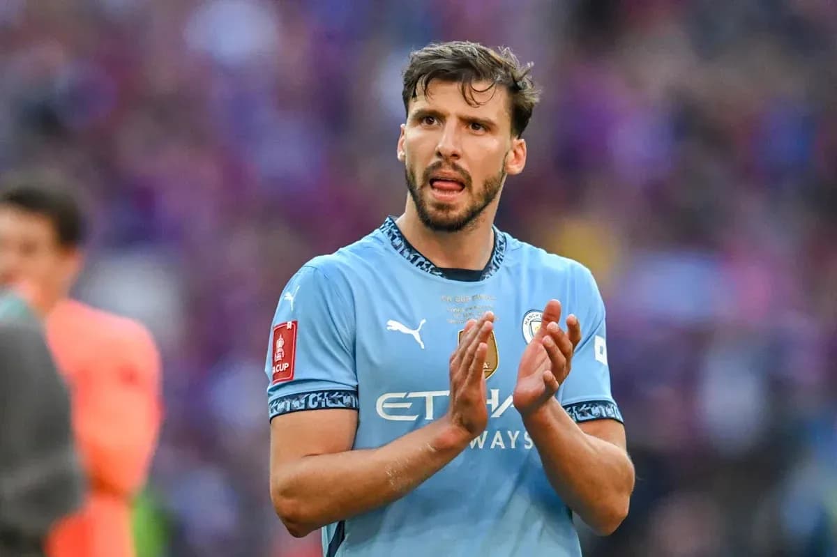 Futbolchi maydonda qo'llarini qizilga qo'yayotgan Futbolchi maydonda qo'llarini qizilga qo'yayotgan