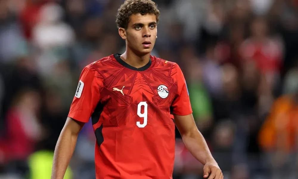 Futbolchi o'yinda, qizil forma kiygan Futbolchi o'yinda, qizil forma kiygan