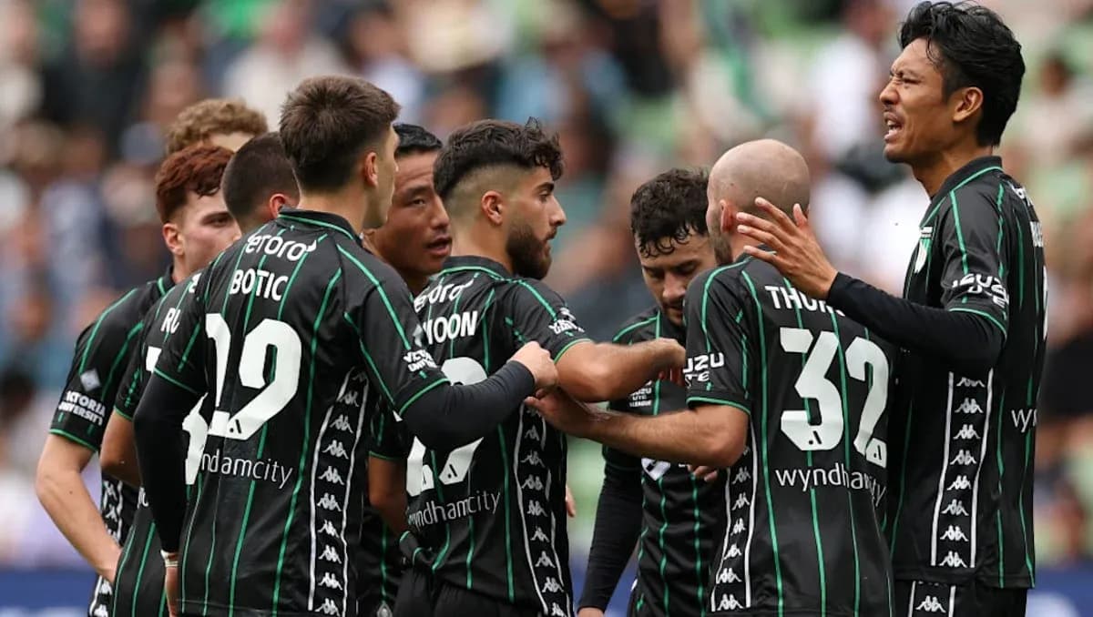 Futbolchilar bir-biriga muhokama qilmoqda Futbolchilar bir-biriga muhokama qilmoqda