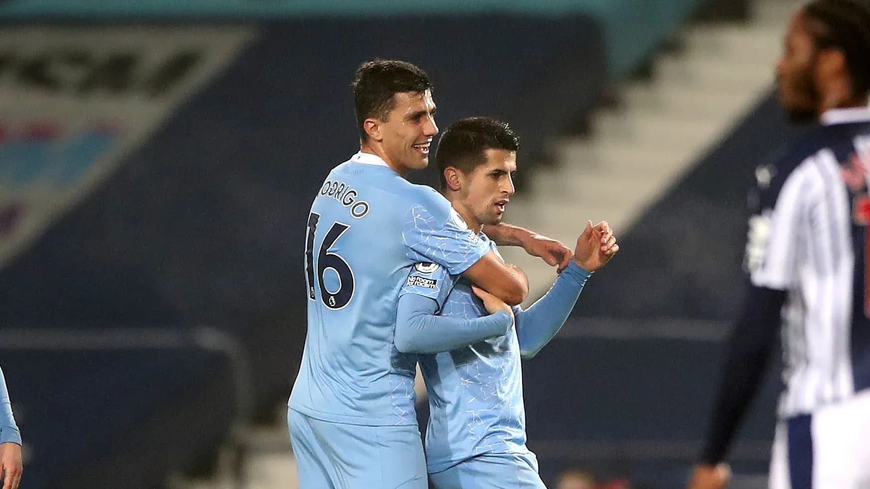 Ikkita futbolchi bir-birini quchoqlayotgan payt Ikkita futbolchi bir-birini quchoqlayotgan payt