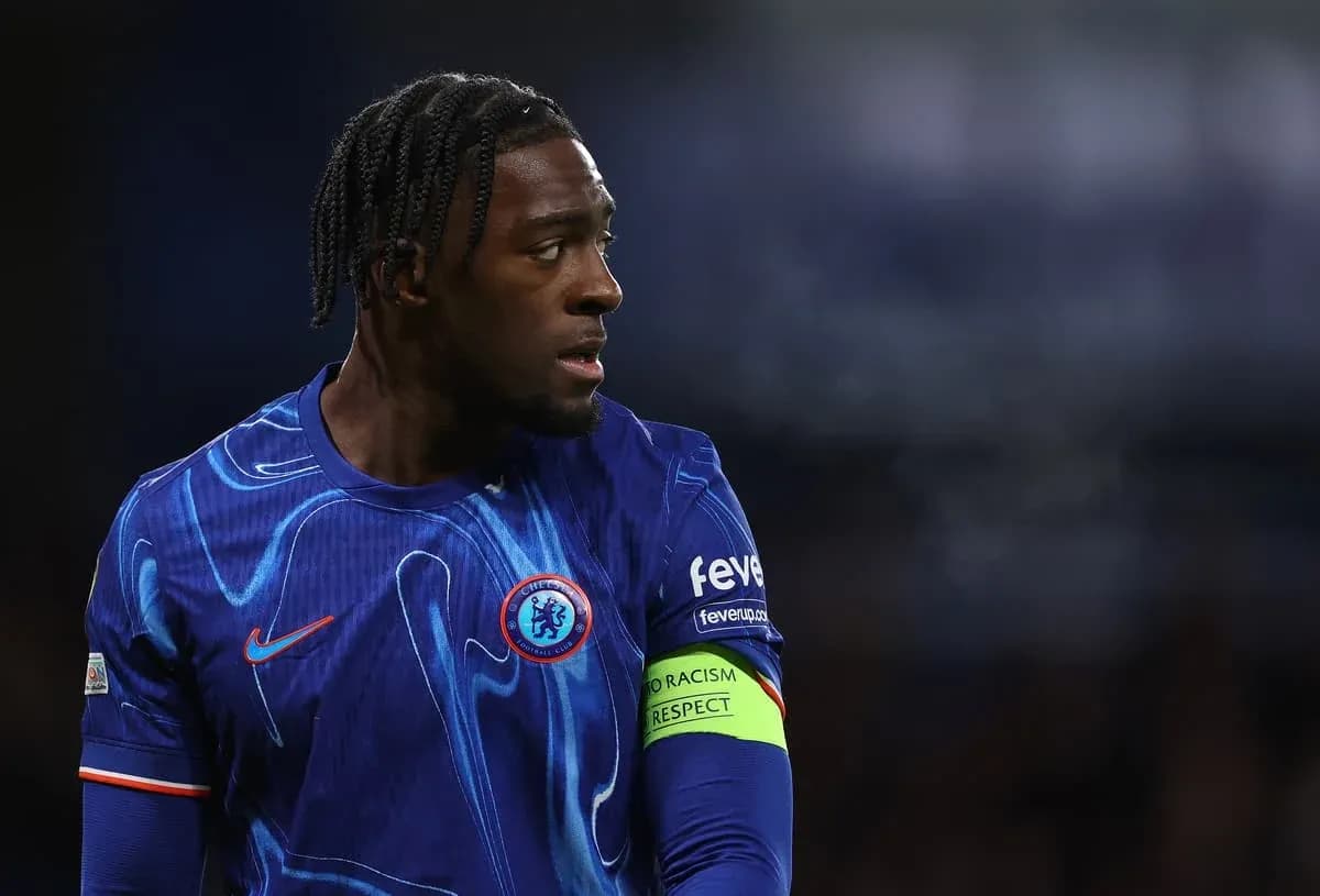 Futbolchi maydonga qarab turgan, Chelsea formasida Futbolchi maydonga qarab turgan, Chelsea formasida