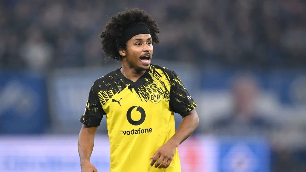 Futbolchi BVB formasida maydonda harakatda Futbolchi BVB formasida maydonda harakatda