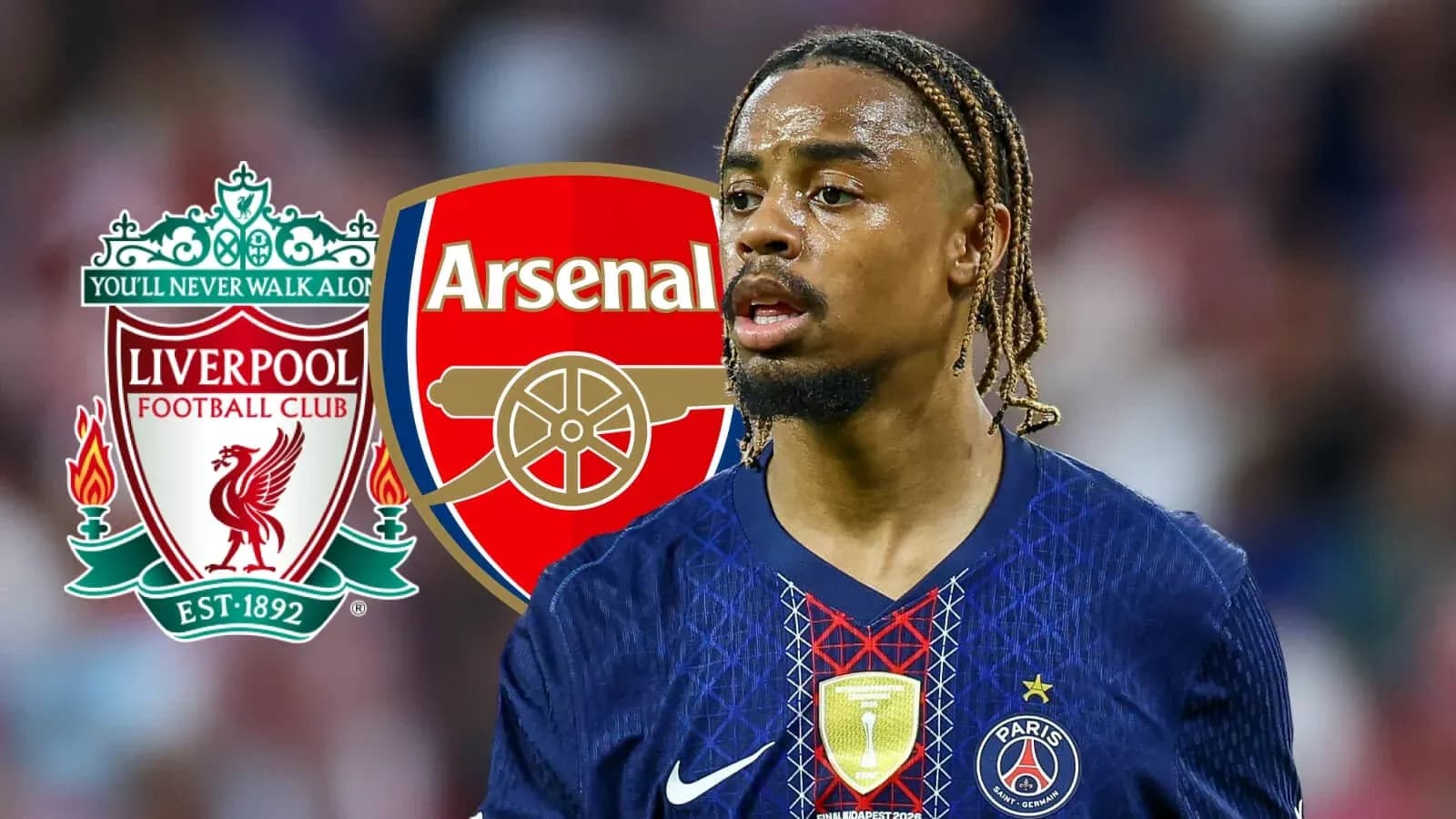 Futbolchi PSG formasida, Liverpool va Arsenal logotiplari fonida Futbolchi PSG formasida, Liverpool va Arsenal logotiplari fonida