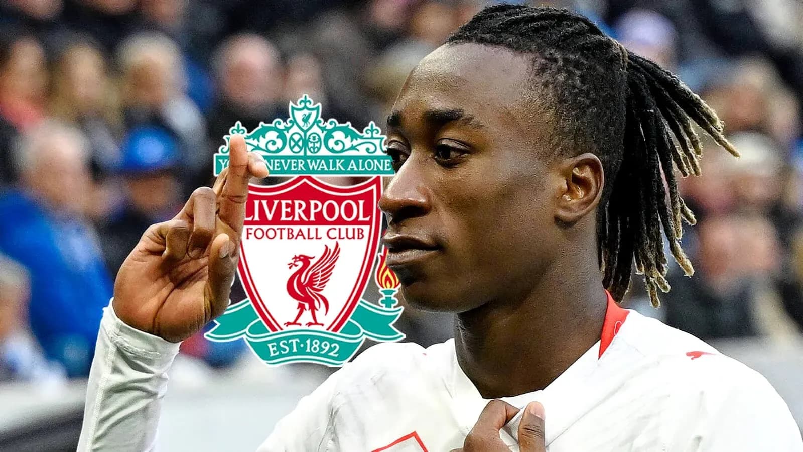 Futbolchi Liverpool logosi oldida raqibga ishora qilmoqda Futbolchi Liverpool logosi oldida raqibga ishora qilmoqda