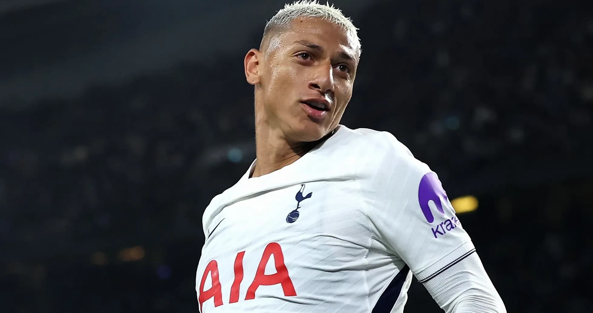 Futbolchi maydonda Tottenham formasi bilan Futbolchi maydonda Tottenham formasi bilan