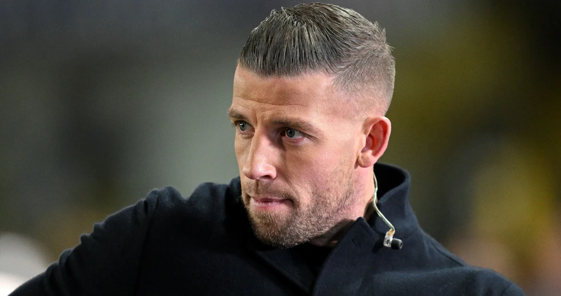 Yuzida ko'k palto kiygan futbolchi yaqin planda Yuzida ko'k palto kiygan futbolchi yaqin planda