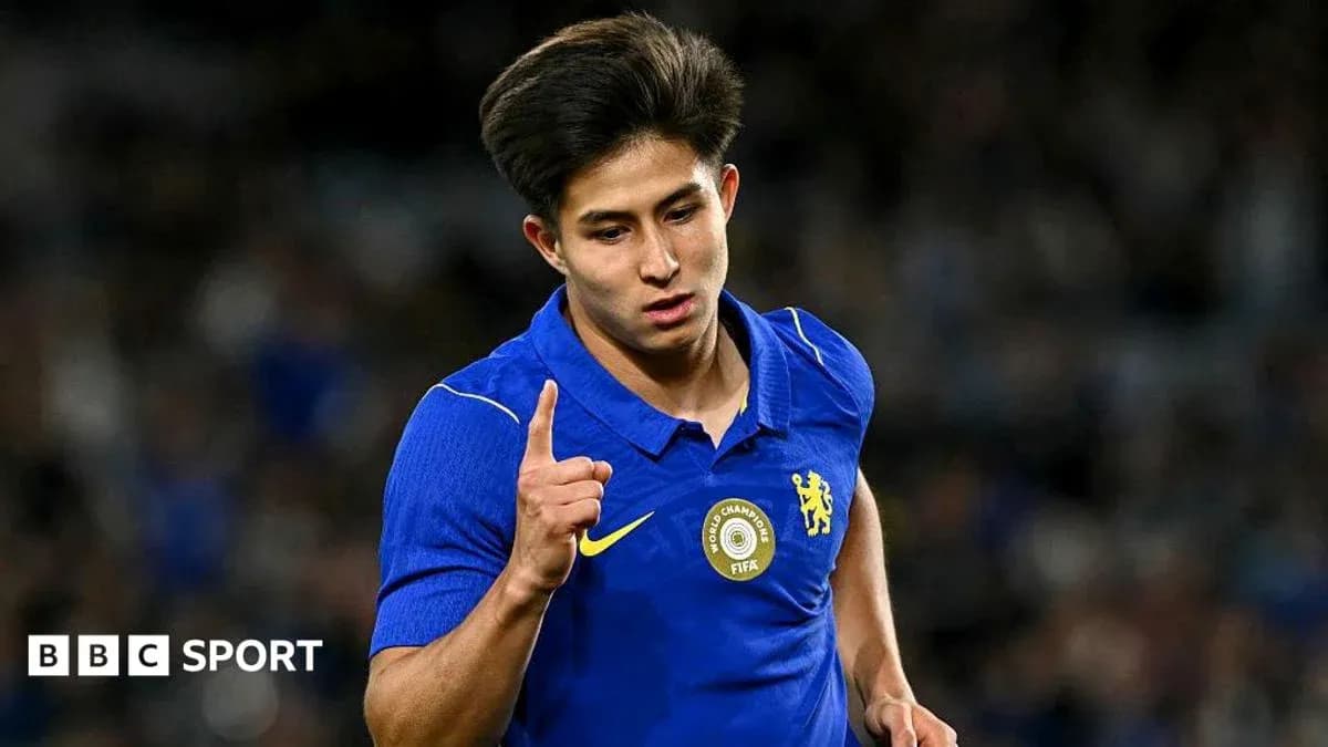 Futbolchi raqibga ishora qilmoqda Futbolchi raqibga ishora qilmoqda