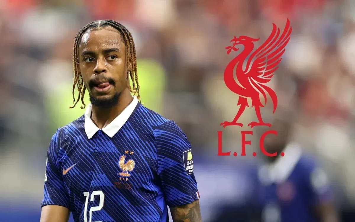 Futbolchi Franciya formasida, Liverpool logosi bilan Futbolchi Franciya formasida, Liverpool logosi bilan