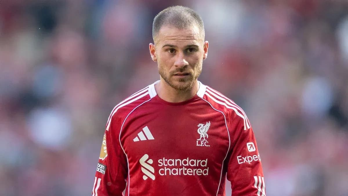 Futbolchi LFC formasida o'yin maydonida Futbolchi LFC formasida o'yin maydonida