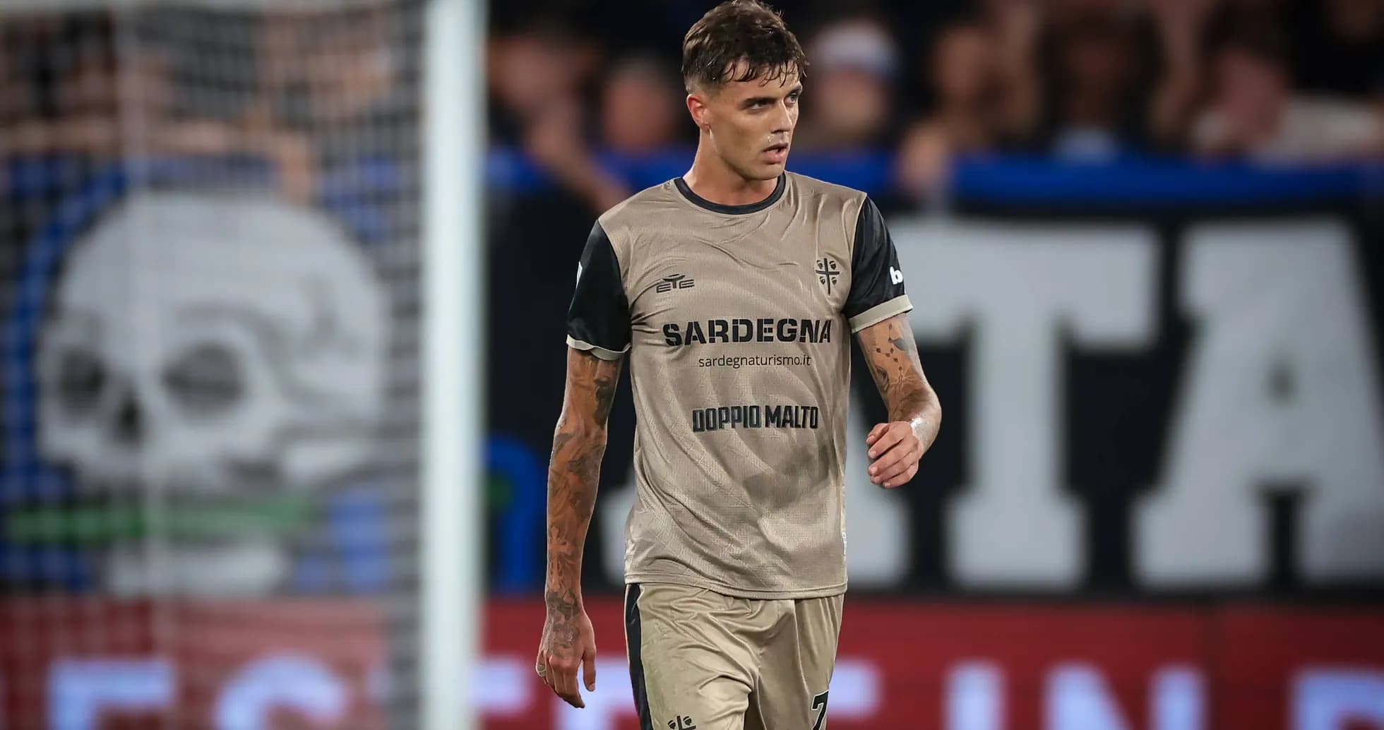 Futbolchi maydonda harakatda, qora va bej rangda Futbolchi maydonda harakatda, qora va bej rangda