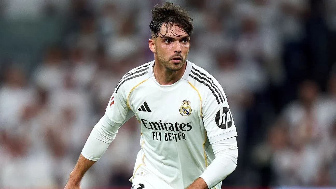 Futbolchi Real Madrid formasida maydonga chiqmoqda Futbolchi Real Madrid formasida maydonga chiqmoqda
