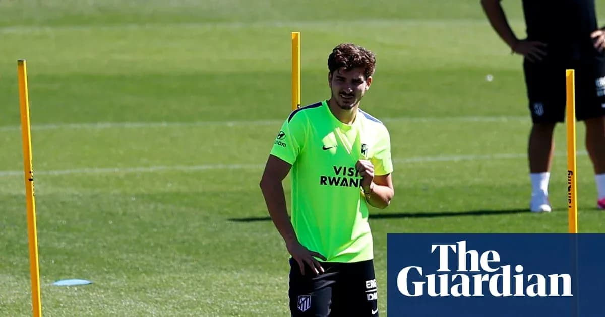 Futbolchi mashg'ulotda, sport maydonida turibdi Futbolchi mashg'ulotda, sport maydonida turibdi