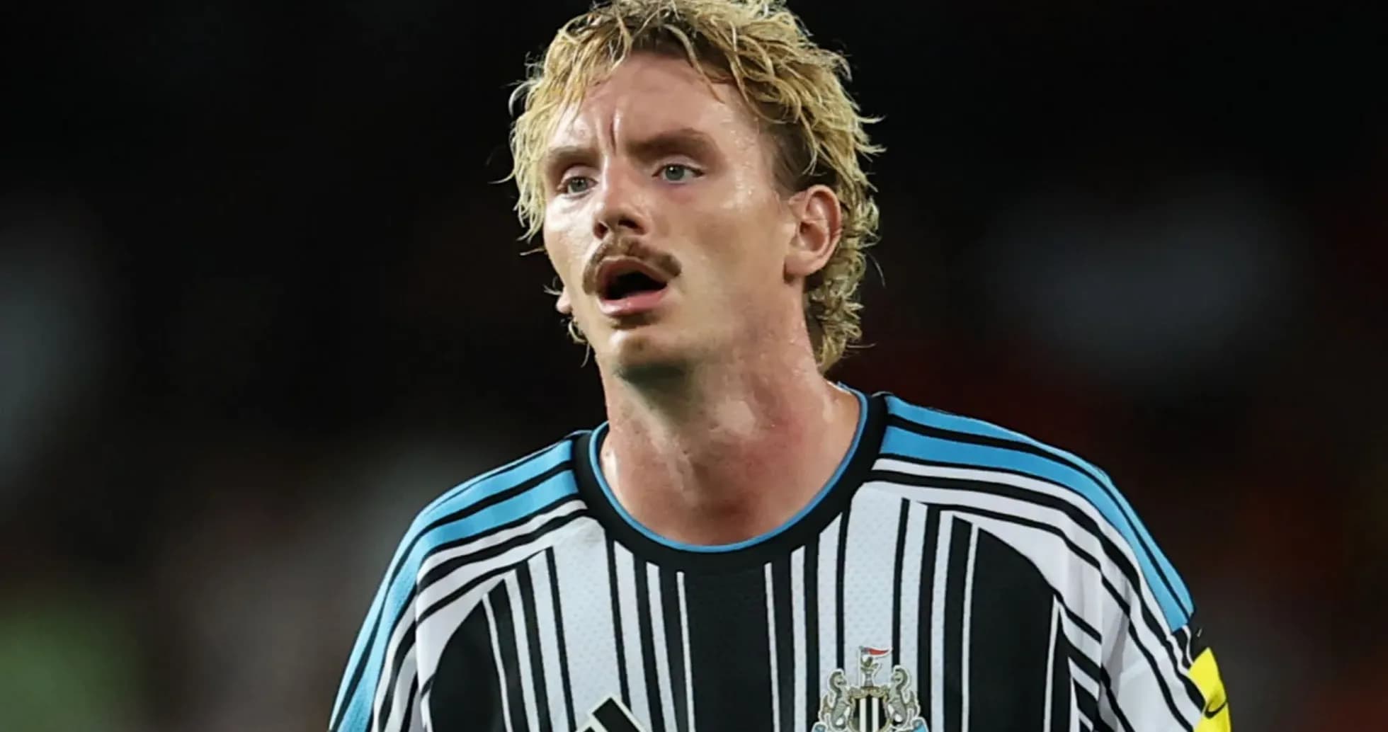 Futbolchi Newcastle United formasida o'yin davomida Futbolchi Newcastle United formasida o'yin davomida