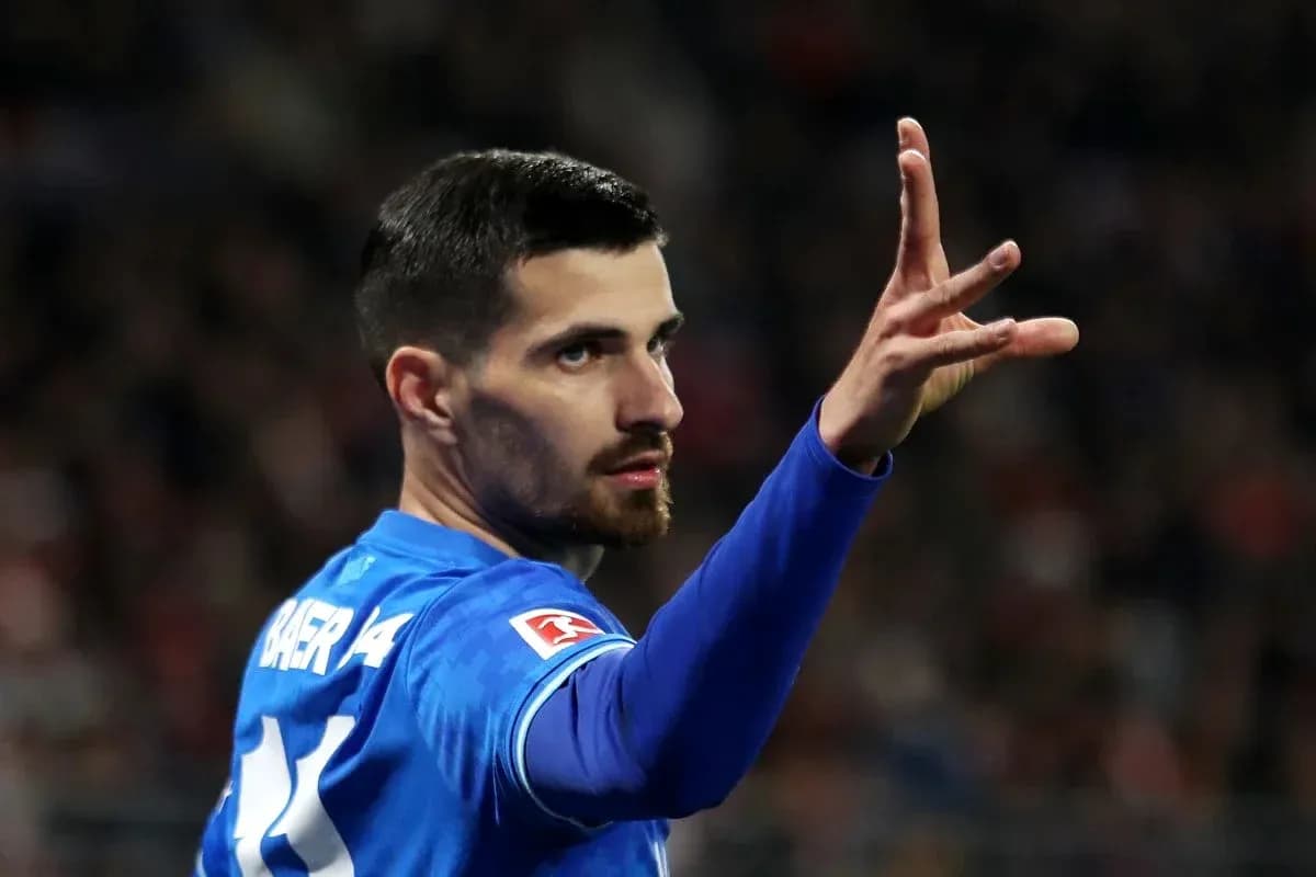 Futbolchi maydonda qo'l harakati bilan ko'rsatmoqda Futbolchi maydonda qo'l harakati bilan ko'rsatmoqda