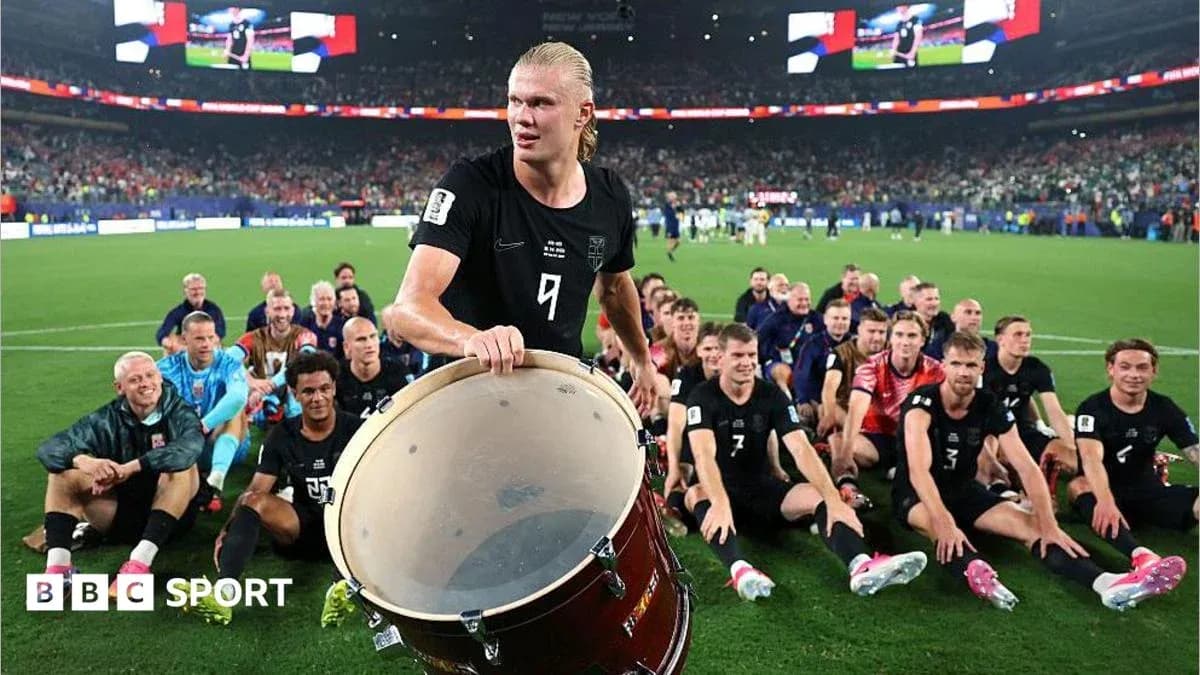 Futbolchilar maydonda jamoaviy suratga tushmoqda Futbolchilar maydonda jamoaviy suratga tushmoqda