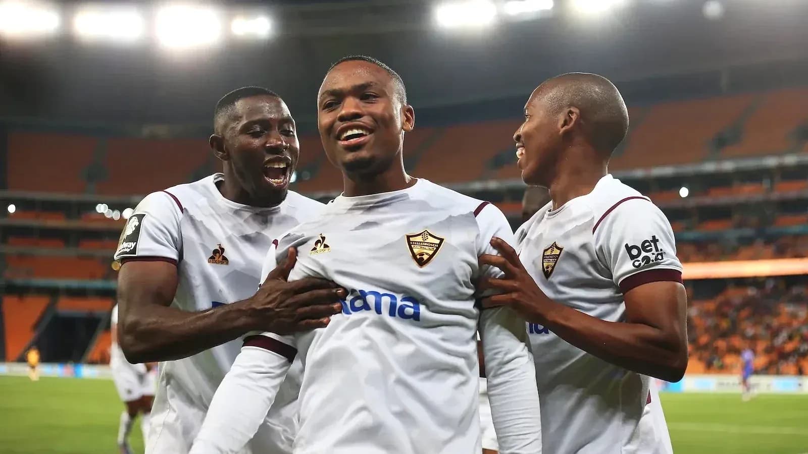 Futbolchilar gol urganidan keyin quvonch bilan nishonlamoqda Futbolchilar gol urganidan keyin quvonch bilan nishonlamoqda