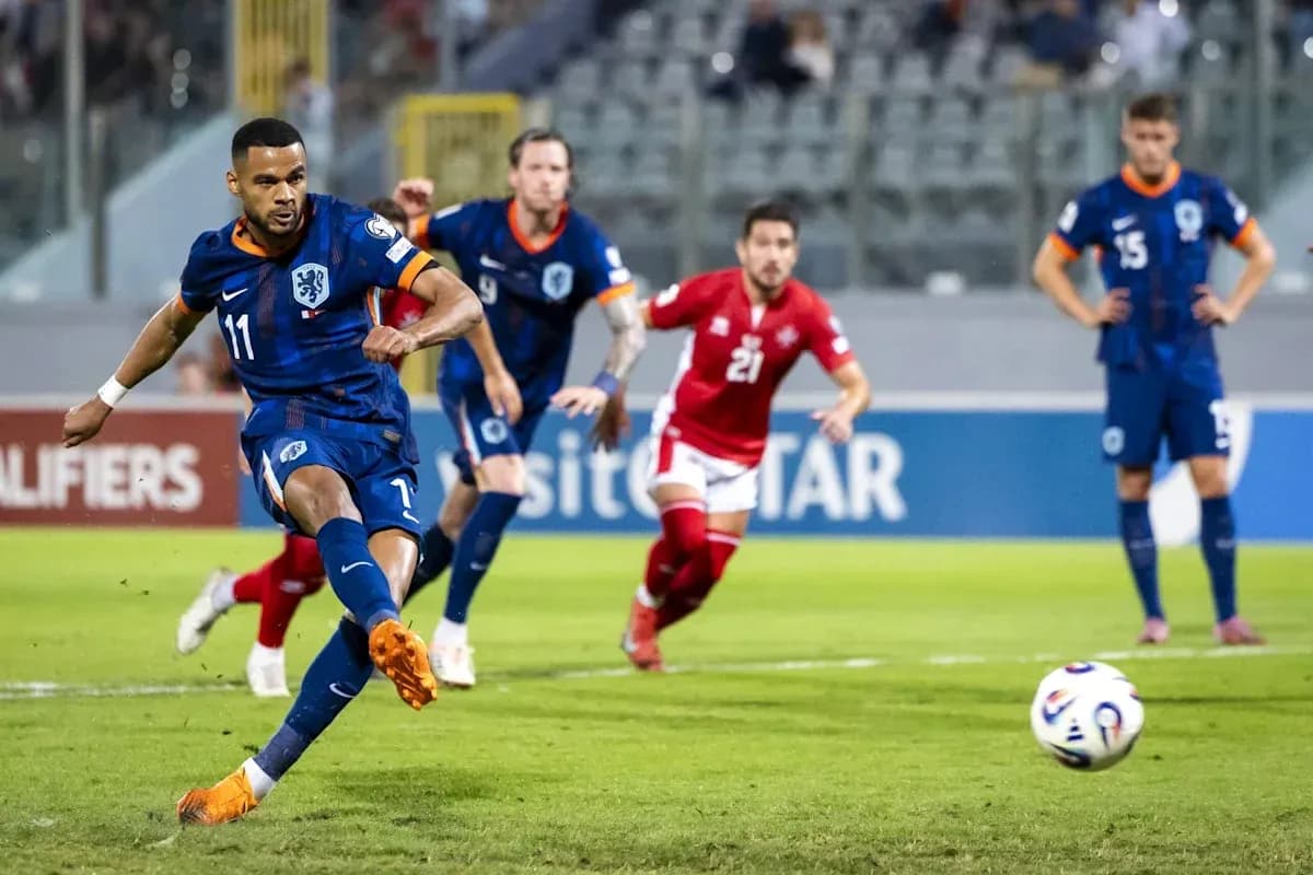 O'yinchi penalti zarbasini amalga oshirmoqda O'yinchi penalti zarbasini amalga oshirmoqda