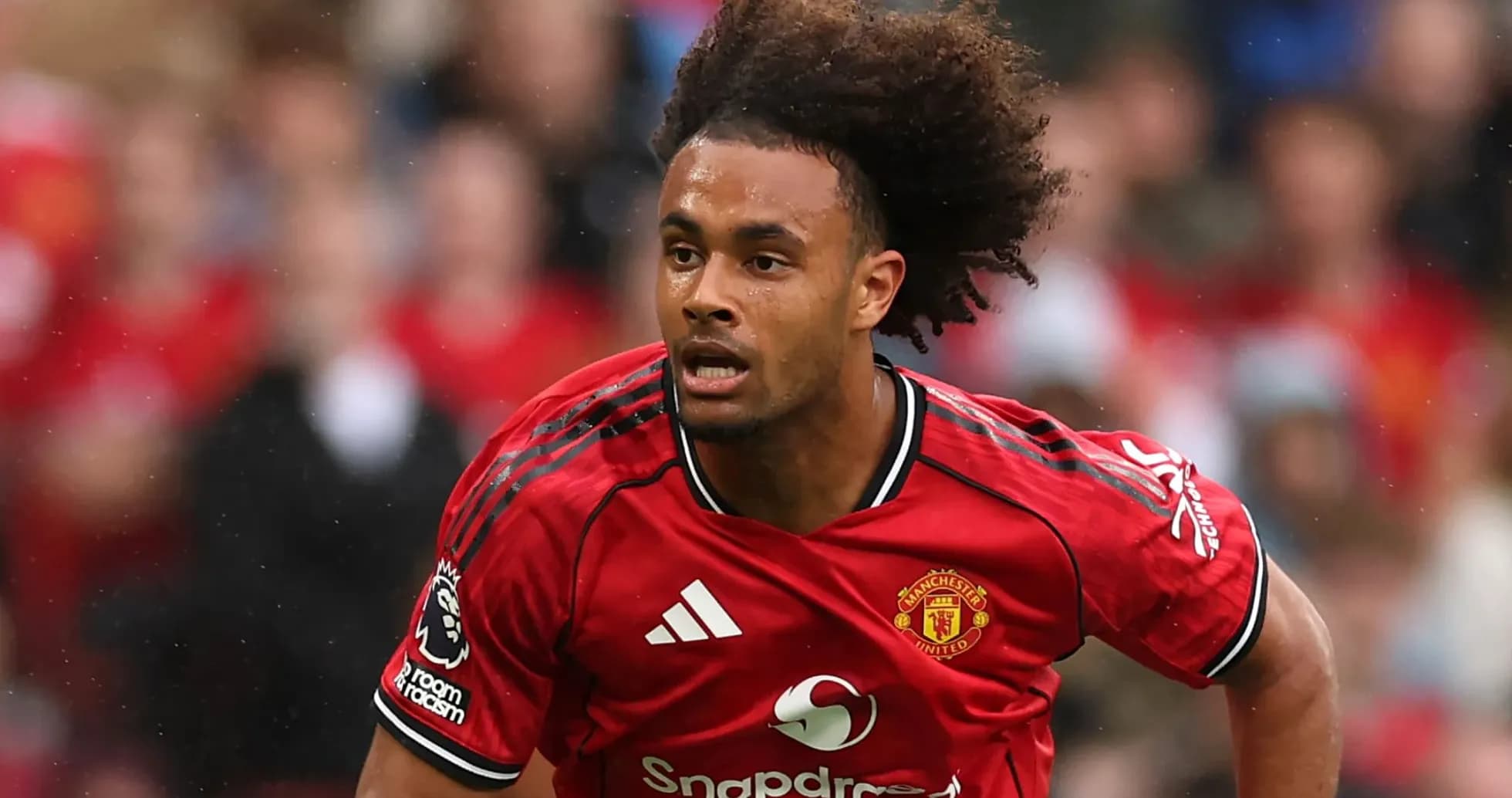 Futbolchi Manchester United formasi bilan yugurmoqda Futbolchi Manchester United formasi bilan yugurmoqda