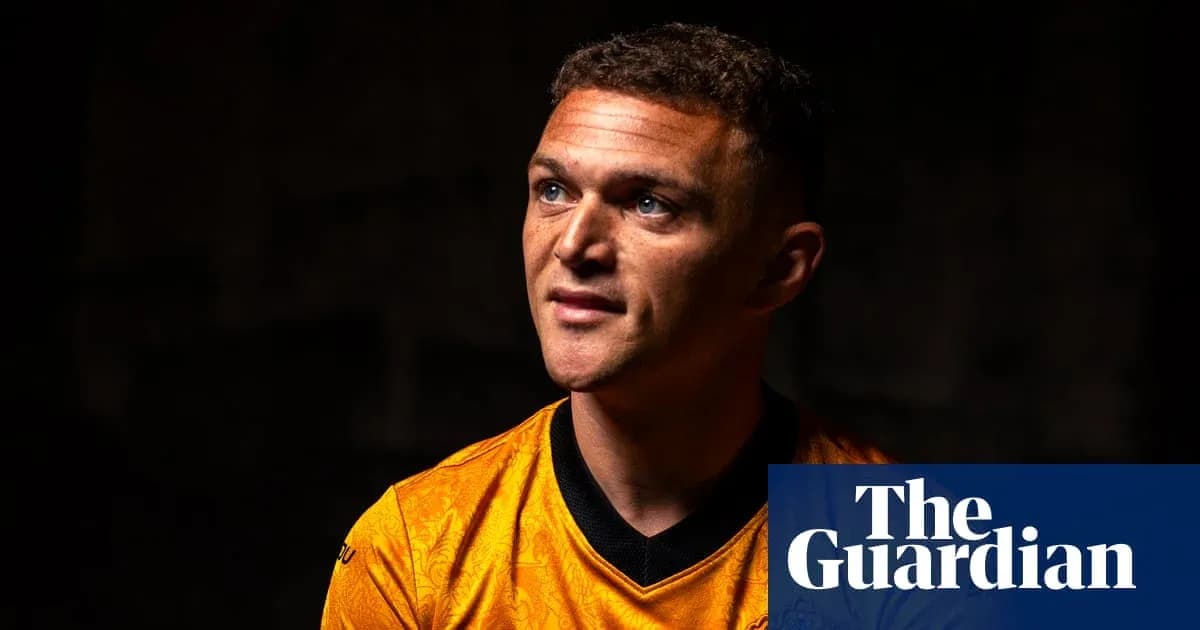 Futbolchi qora fonda poz berayotgan ko'rinishi Futbolchi qora fonda poz berayotgan ko'rinishi