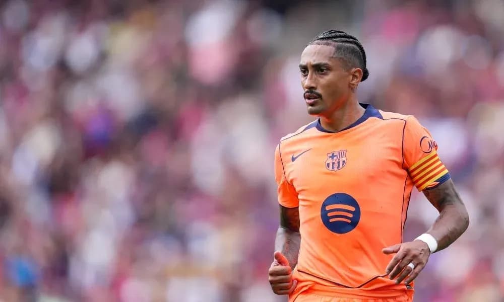 Futbolchi maydonda harakatda, Barcelona formasi kiygan Futbolchi maydonda harakatda, Barcelona formasi kiygan