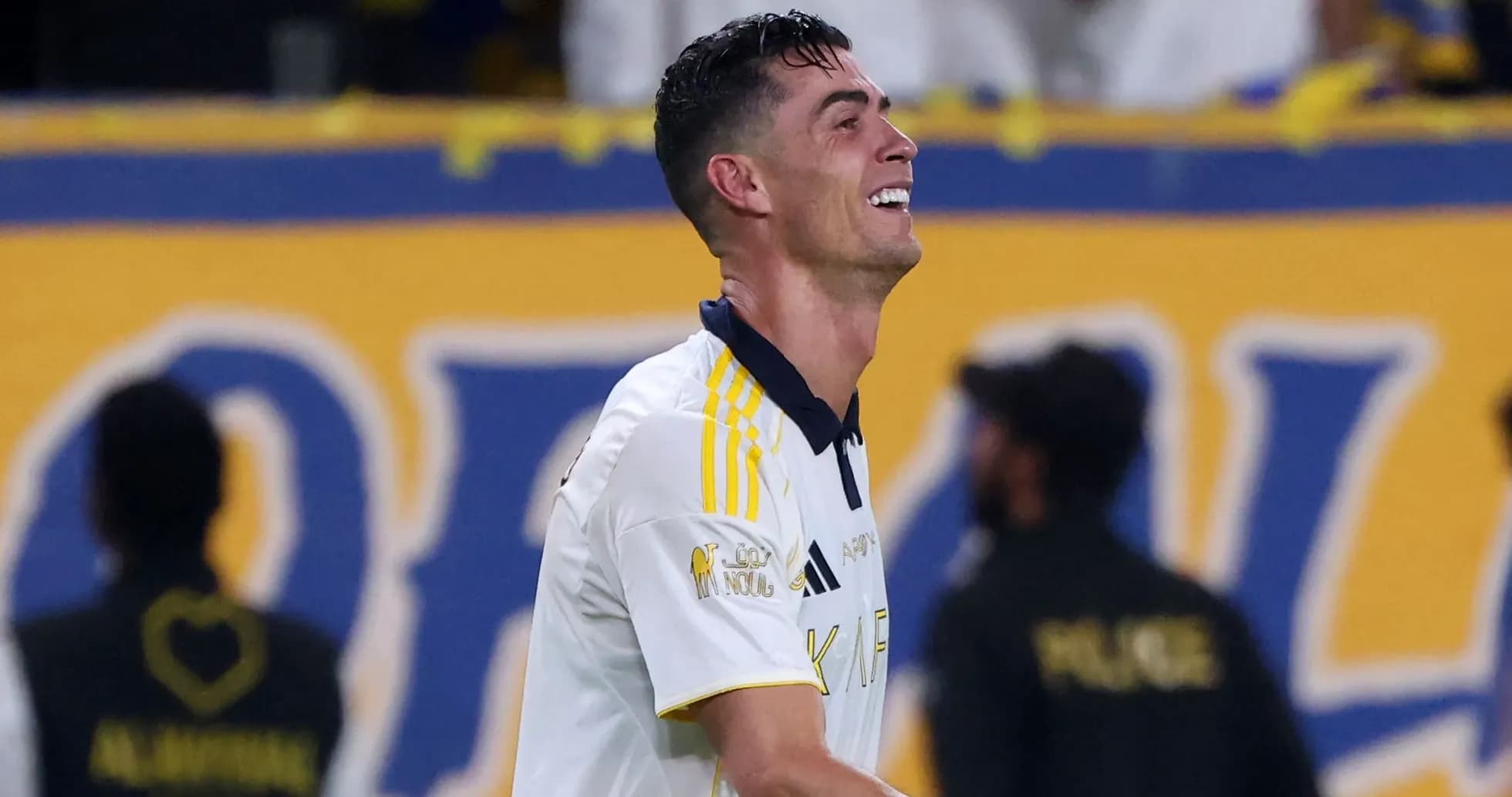 Futbolchi maydonda raqobatlashmoqda Futbolchi maydonda raqobatlashmoqda