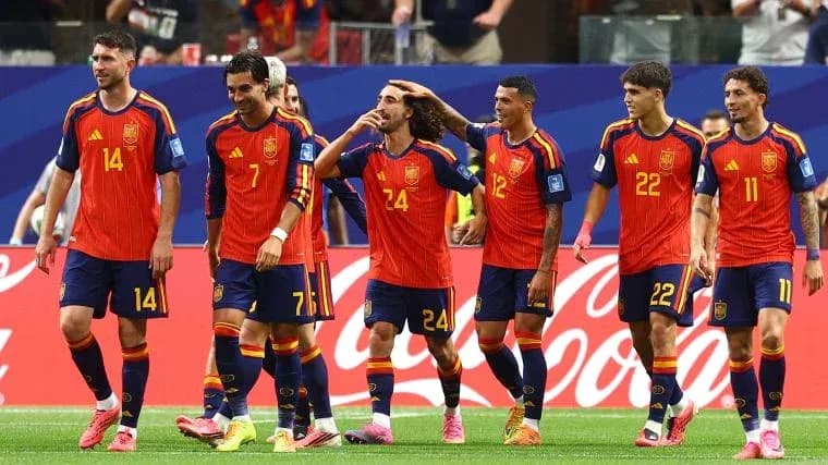 Ispaniya futbol jamoasi maydonda to'plab turibdi Ispaniya futbol jamoasi maydonda to'plab turibdi
